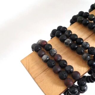 Dat ik 'morgen' een filmpje en 2 mooie combinaties van de heren armbanden zou laten zien, ben ik helemaal vergeten 🙈

Maar hier is het dan alsnog ... 
Op het display hangen de armbanden die mooi te combineren zijn vlakbij elkaar.
Daarnaast 2 mooie combinaties met de nieuwe armbanden.