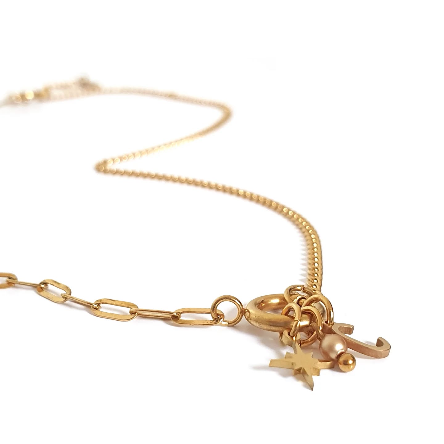 Dit weekend zijn er weer 2 mooie kettingen naar eigen wens samengesteld.

Leuk om de combinaties te zien waar voor gekozen wordt. 
Daarom laat ik er af en toe eentje zien ter inspiratie.
De ėėn kiest voor a-symmetrische (2 verschillende schakels) terwijl een ander juist meer van symmetrie houdt. Dat is juist de bedoeling dat je het samenstelt zoals jij het leuk vindt.

Woon je in de buurt dan mag je altijd langs komen om live te kijken en samen te stellen. Als iets verstuurd moet worden dan laat ik je keuze of voorbeelden eerst dmv een fotootje zien, zodat je kan zien hoe het eruit gaat zien.