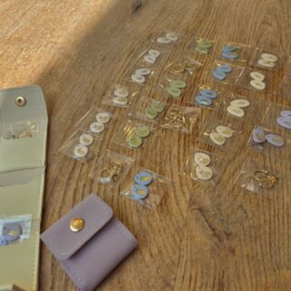 Een paar weekjes geleden is in onze enthousiaste brainstorm sessie , het idee geboren om voor @silverspring.boutique  een speciale serie Veluwe oorbel hangertjes te maken. En vanaf morgen zullen ze in Otterlo te vinden zijn.

Een vosje, eekhoorntje, hertje, veertje., takje en uiltje , sommige in glans en andere in matte uitvoering en in verschillende kleurtjes (off white, lichtgeel, matcha (groen), lila en lichtblauw/jeans). 

Koop je bij haar een set oorbellen met 3 hangertjes ( want je kan de hangertjes makkelijk wisselen) dan krijg je er een mooi etuitje bij. Hoe leuk om in te bewaren maar nog leuker om zo aan iemand cadeau te doen.