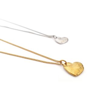 Een ketting vraagt (in mijn ogen) vaak niet meer dan een mooi bedeltje.

Het hartje is van gehamerd rvs en ca 13,5mm breed.

Vind jij dit kettinkje ook een mooi cadeautje voor iemand of wil je hem met moederdag cadeau doen?... loop dan morgen of komende week eens binnen bij @struinfairfashion of kom morgen naar de Voorjaars fair in Borculo of stuur een dm. Opsturen is ook een mogelijkheid