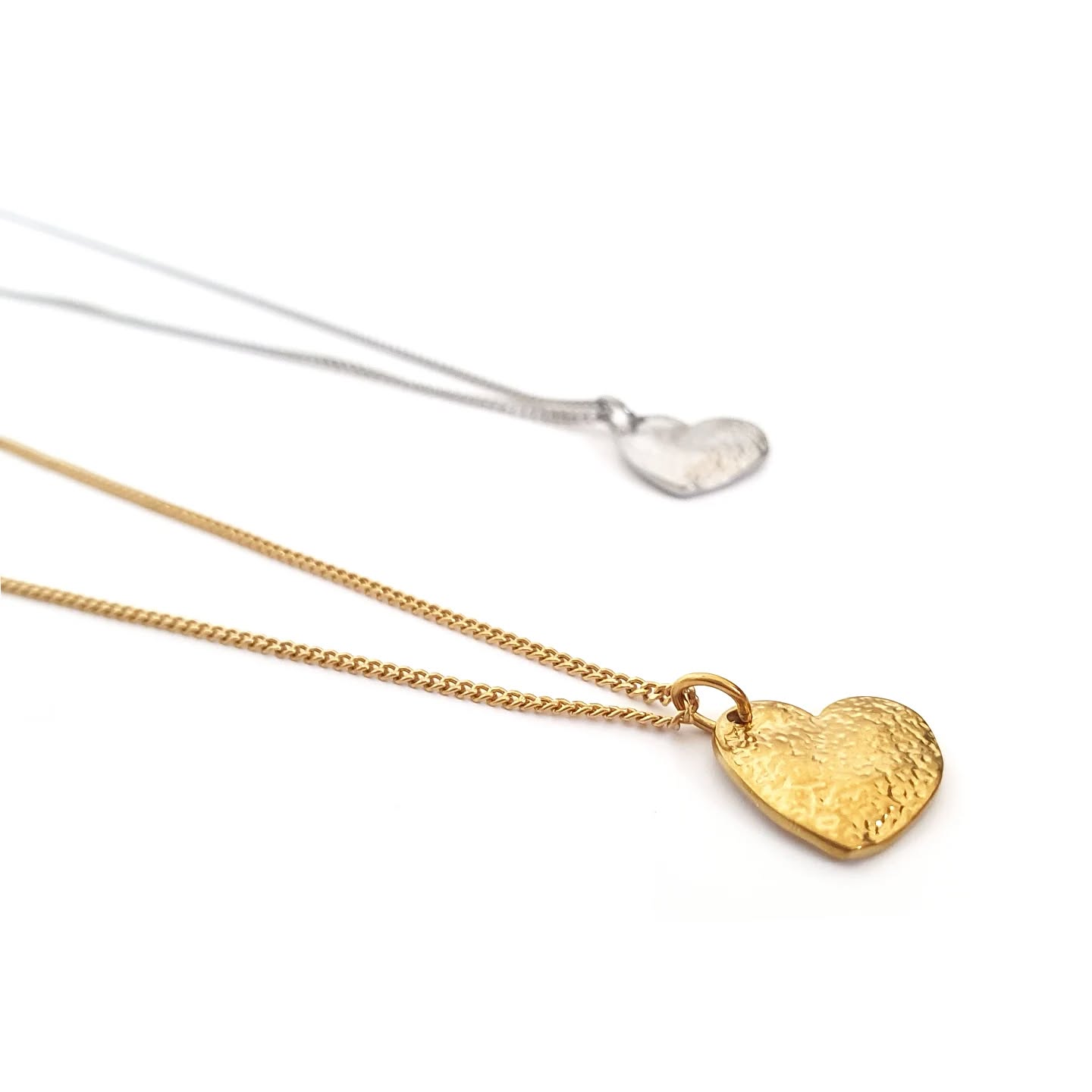 Een ketting vraagt (in mijn ogen) vaak niet meer dan een mooi bedeltje.

Het hartje is van gehamerd rvs en ca 13,5mm breed.

Vind jij dit kettinkje ook een mooi cadeautje voor iemand of wil je hem met moederdag cadeau doen?... loop dan morgen of komende week eens binnen bij @struinfairfashion of kom morgen naar de Voorjaars fair in Borculo of stuur een dm. Opsturen is ook een mogelijkheid