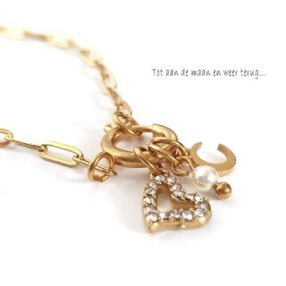 Moederdag inspiratie...

Even wat voorbeelden om een speciaal sieraadje voor moederdag zelf samen te stellen.

De basis is een hartje want dat mag natuurlijk niet ontbreken 😉, daarvan zijn er meerdere soorten.
Combineer het met  een swarovski glaspareltje, of 1 of meer geboortesteentjes (van de moeder zelf, partner  of van de kinderen) en evt nog een 3e bedeltjes zoals het oneindigheid teken, een maantje of... Er zijn zoveel mogelijkheden

Zaterdag op de Moederdag Markt in Vethuizen kan je zelf een mooi kettinkje of armbandje samenstellen.
Of je kan al eerder  contact met mij opnemen via dm/app...