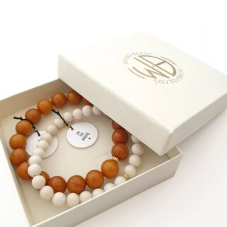 NIEUW...
zijn deze kralen armbanden met mooie natuurstenen kralen gecombineerd met een klein gouden rvs kraaltjes, voor een extra accentje.

De armbanden zijn verkrijgbaar in 6mm, 8mm en 10mm kralen (omdat het natuursteen kralen zijn kunnen maten onderling  afwijken). Leuk om verschillende maten en/of kleuren te combineren, zodat jij je eigen stijl kan creëert.

De armbanden zijn verkrijgbaar bij @struinfairfashion
en @silverspring.boutique en bij mijzelf natuurlijk.