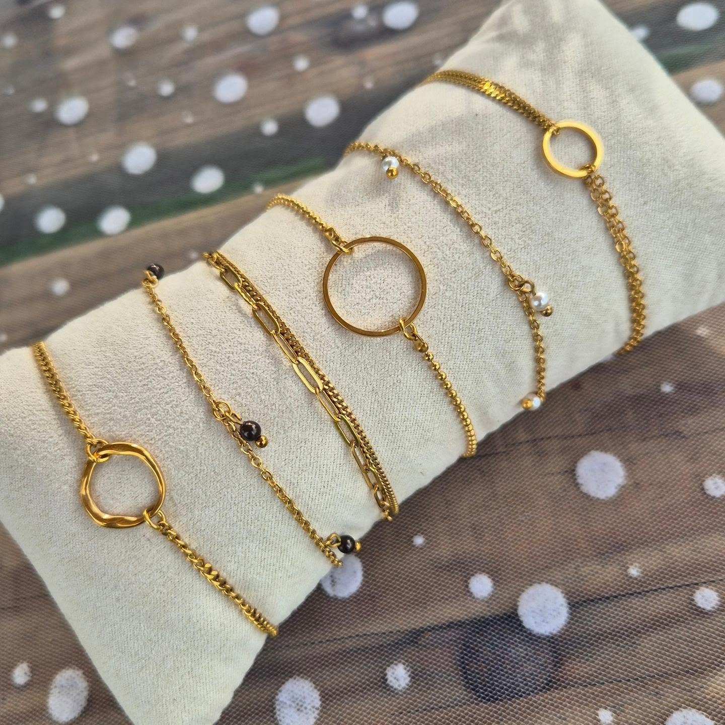 Nieuw zijn deze minimalistische rvs armbandjes.

Geen handgemaakte kralen, geen Swarovski kraaltjes ( alleen die met glaspareltjes)... Maar wel de minimalistische Wannabeads stijl.

Ook verkrijgbaar in zilver rvs uitvoering