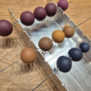 Bezig met het testen van nieuwe kleuren, een leuk proces, maar ook een proces waarbij minimale kleur toevoegingen tot een ander resultaat kunnen leiden.

Ik heb bepaalde kleuren in mijn hoofd (kijkend naar wat ik zie in winkels en wat ik zelf bij wannabeads vind passen) en dat luistert voor mij nauw om die kleuren zien te mengen, zo nauwkeurig mogelijk.

Dan zit mijn perfectionisme me soms in de weg, maar er komt een moment dat ik er helemaal tevreden mee ben.

Dit is de 1e ronde van 3 kleuren....morgen bij daglicht goed kijken naar de verschillen en ze bij kleding houden om te kijken of het matcht.

En het klopt dat deze proef kleuren niet mooi rond zijn, zo perfect hoeft het in de testfase niet voor mij 🤣