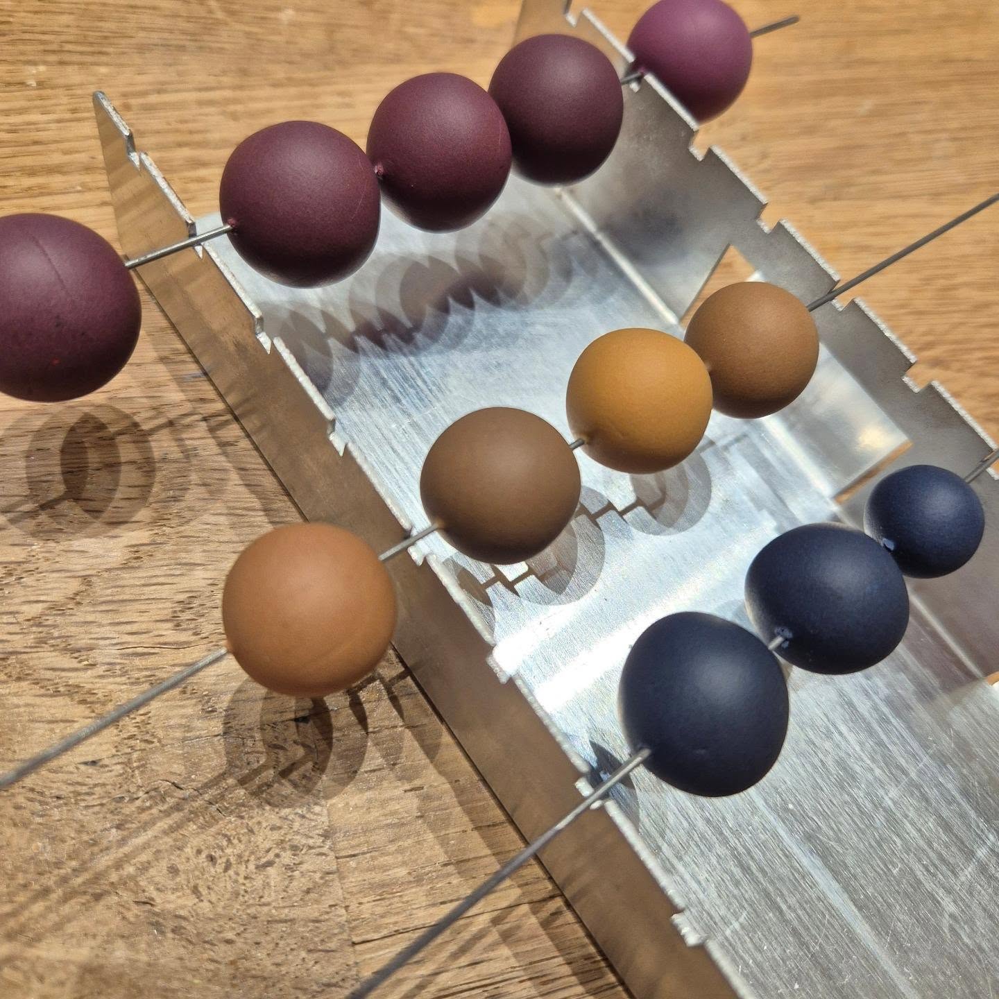 Bezig met het testen van nieuwe kleuren, een leuk proces, maar ook een proces waarbij minimale kleur toevoegingen tot een ander resultaat kunnen leiden.

Ik heb bepaalde kleuren in mijn hoofd (kijkend naar wat ik zie in winkels en wat ik zelf bij wannabeads vind passen) en dat luistert voor mij nauw om die kleuren zien te mengen, zo nauwkeurig mogelijk.

Dan zit mijn perfectionisme me soms in de weg, maar er komt een moment dat ik er helemaal tevreden mee ben.

Dit is de 1e ronde van 3 kleuren....morgen bij daglicht goed kijken naar de verschillen en ze bij kleding houden om te kijken of het matcht.

En het klopt dat deze proef kleuren niet mooi rond zijn, zo perfect hoeft het in de testfase niet voor mij 🤣